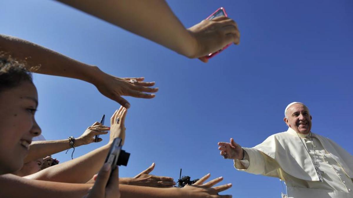 congresmenul care i a furat paharul cu apa papei francisc