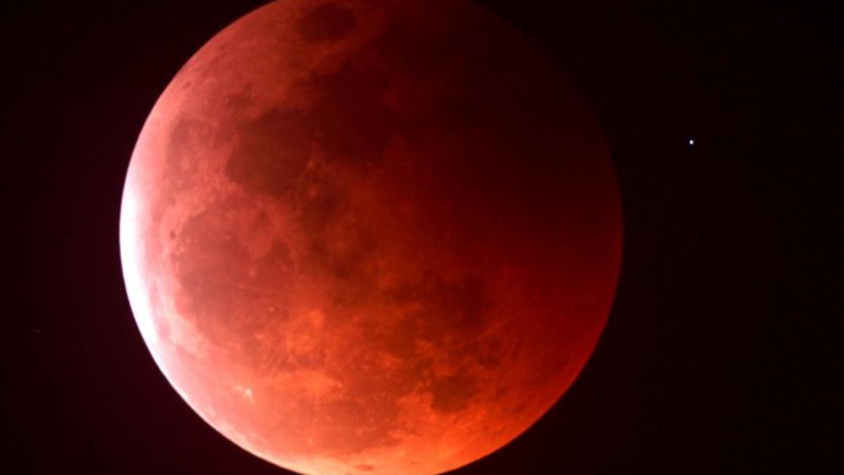 superluna si eclipsa totala de luna cum ne afecteaza
