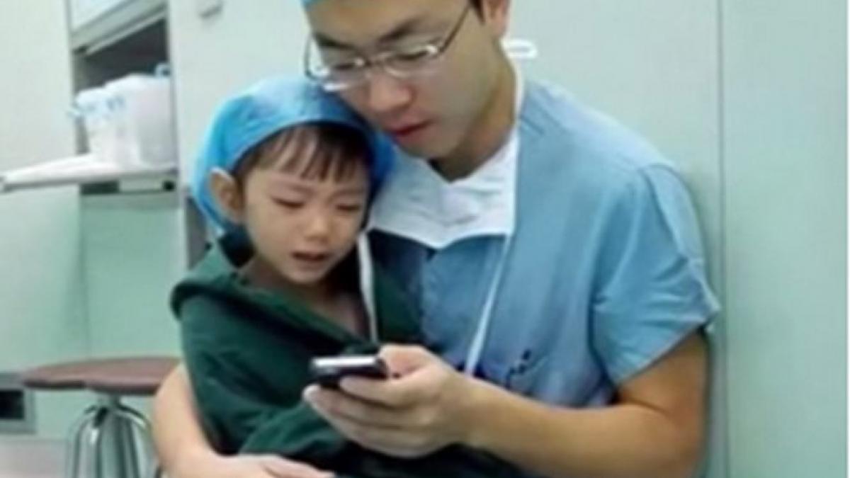 un om frumos ce face acest chirurg pentru micuta lui pacienta este minunat