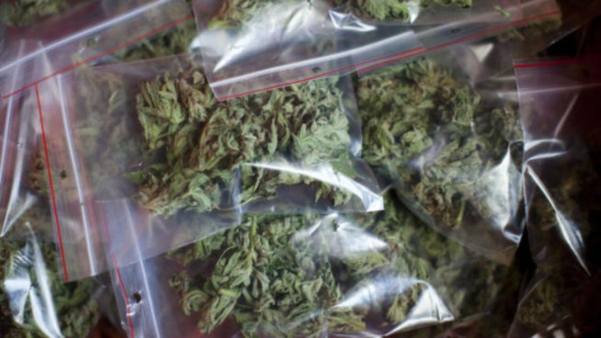 un prezentator celebru de televiziune a inghitit o punguta de marijuana pe aeroport