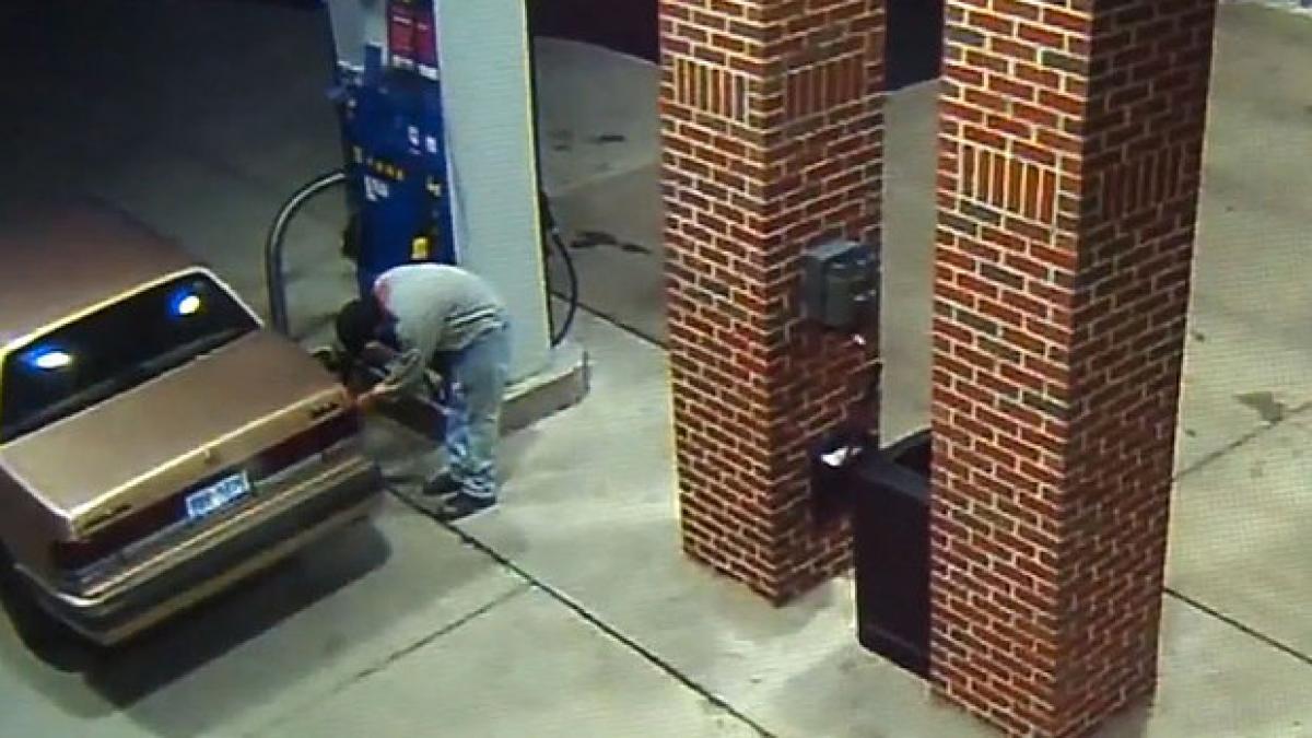 prostie in forma pura ce a facut un barbat cu bricheta in benzinarie