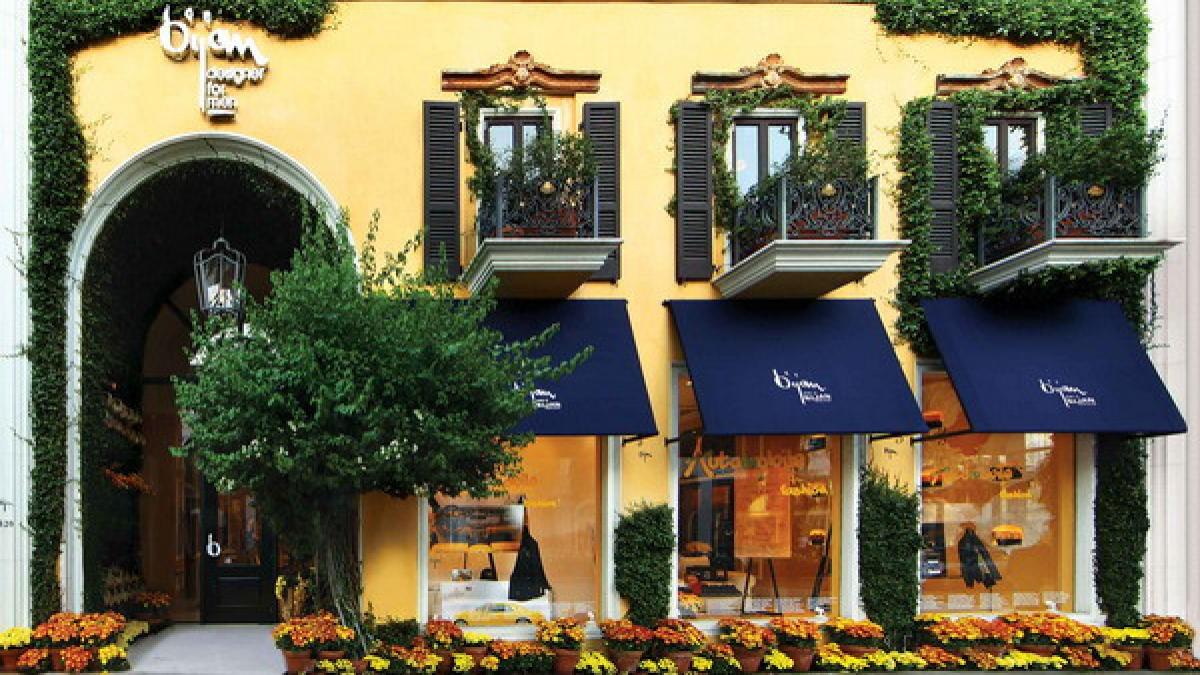 numele unui fost ministru roman pe cel mai scump magazin din lume