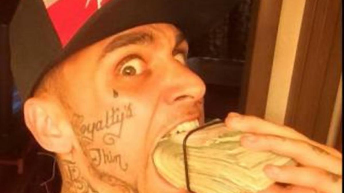 au jefuit o banca iar apoi au pus poze pe facebook cu banii furati vezi ce a urmat