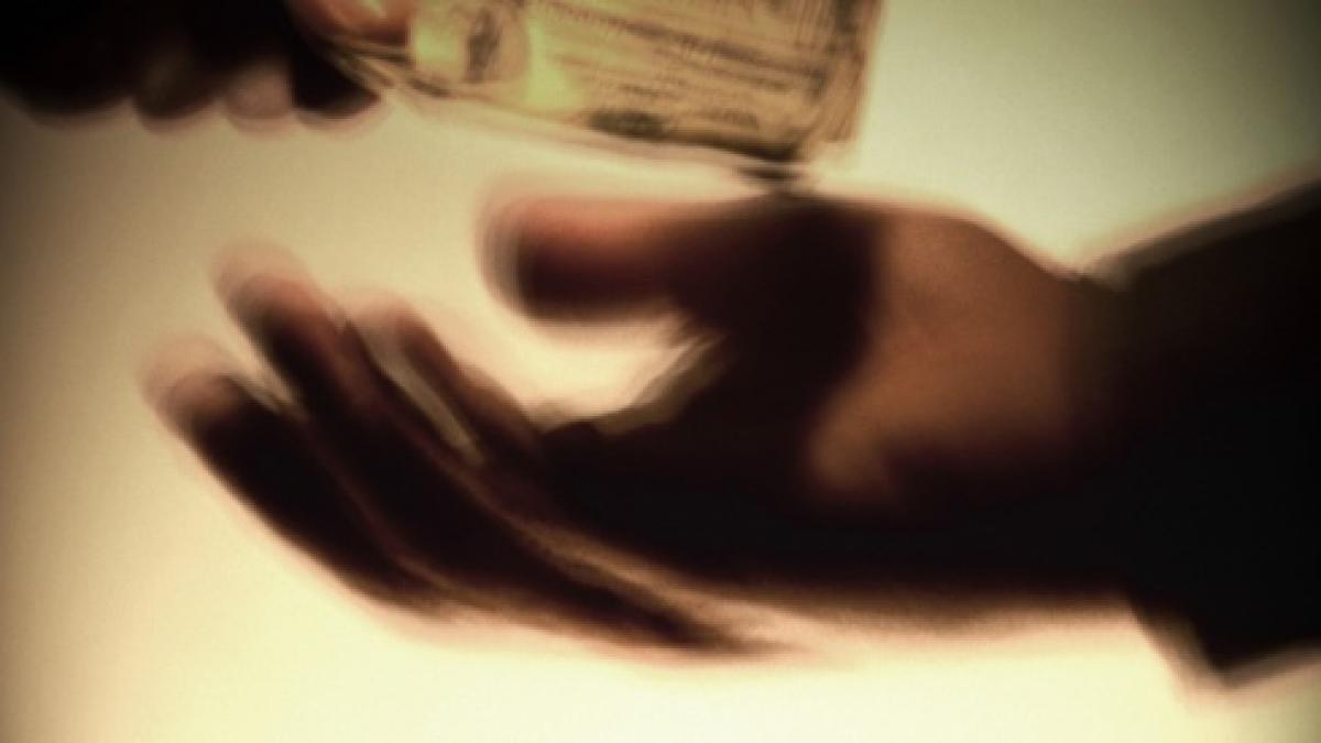 luare de mita si trafic de influenta la inspectoratul general pentru imigrari doi sefi au fost pusi