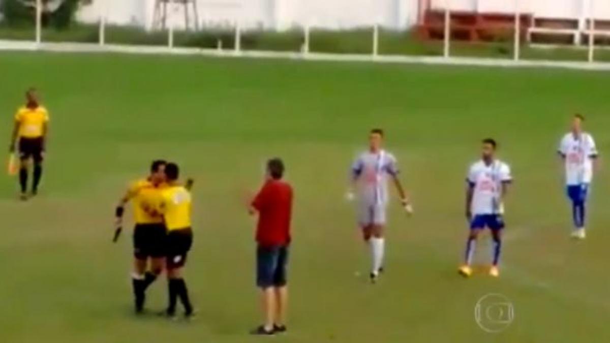scene incredibile la un meci de fotbal arbitrul a renuntat la cartonase si a scos direct pistolul