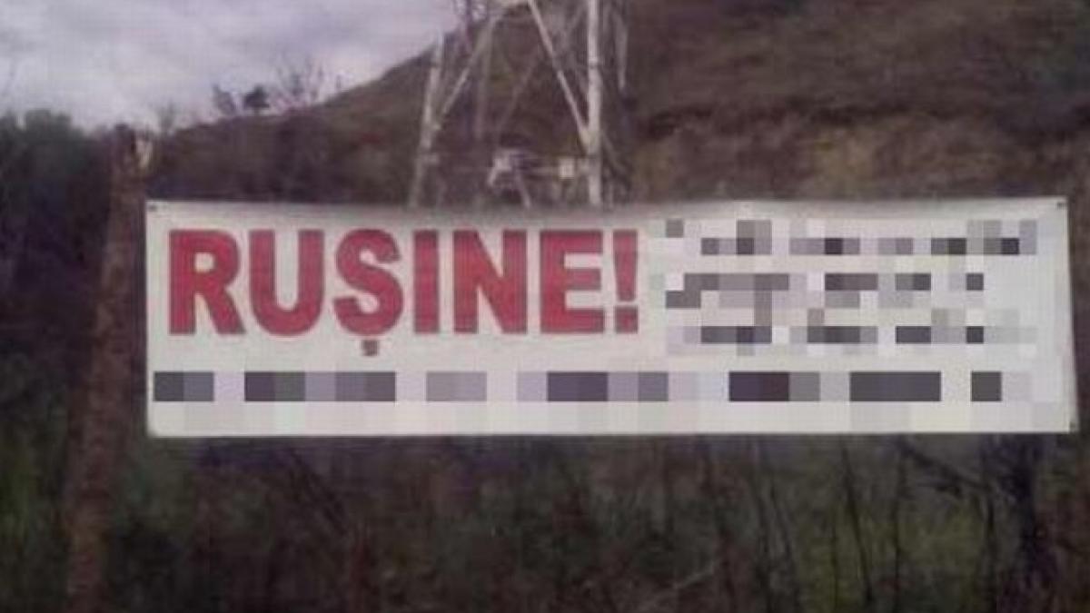 mesaj aspru pentru toti politicienii pe o sosea intens circulata din romania