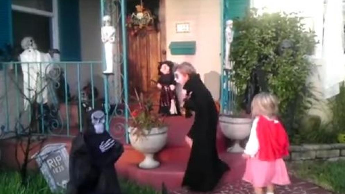 nu te asteptai la asta uite ce face acesta fetita pentru a si proteja fratele speriat