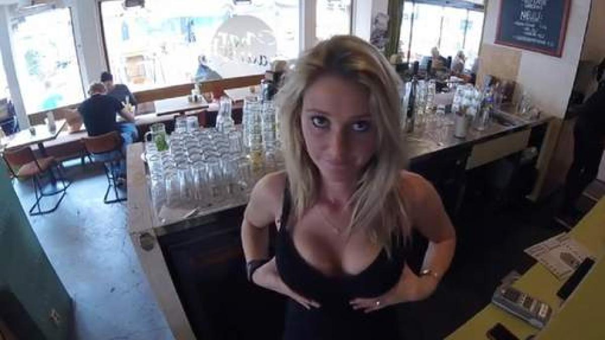 s a dus la serviciu cu un decolteu mai mult decat generos nu se astepta sa i se intample asta