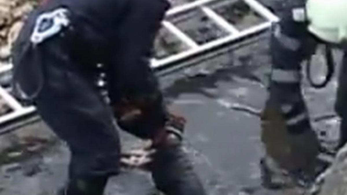 spectacol macabru oamenii au fost socati de ceea ce au scos pompierii dintr un rau