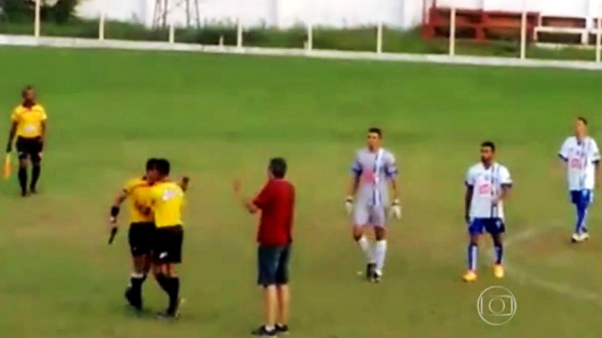 video un arbitru a scos pistolul pe teren in timpul meciului