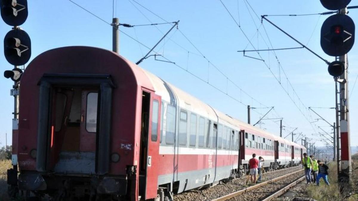 copilul aruncat de mama in fata trenului se zbate sa ramana in viata nimeni nu intelege gestul