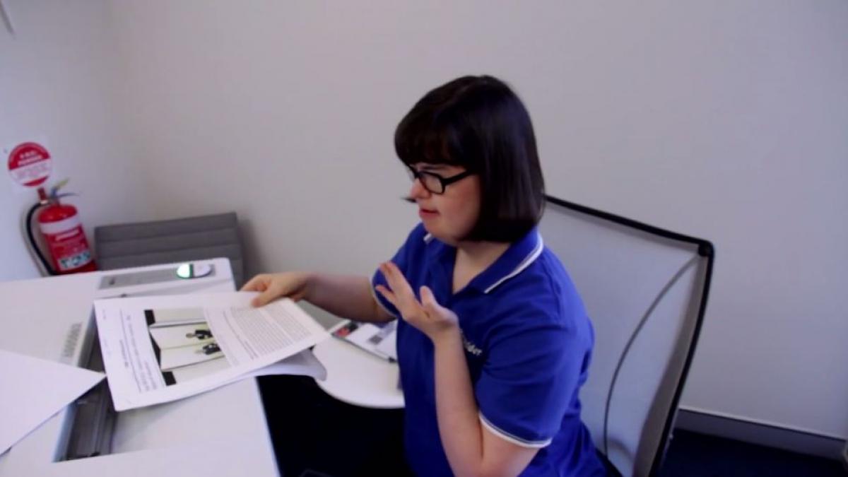 nu stie sa scrie sau sa citeasca insa si a gasit jobul perfect