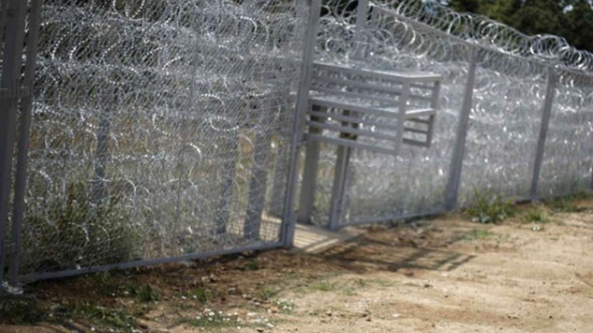 autoritatile ungare au pus sarma ghimpata pe un gard ridicat la frontiera croata