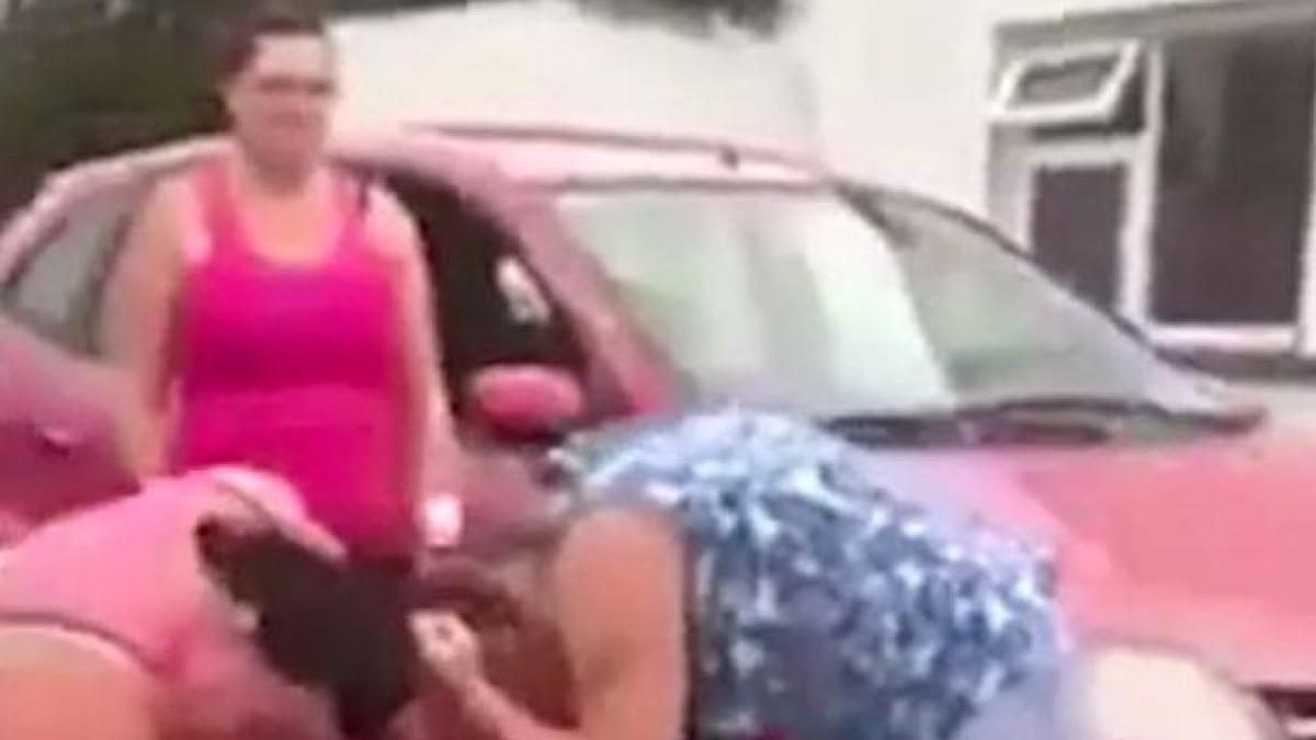 video bataie generala in marea britanie mai multe femei si au impartit pumni si picioare