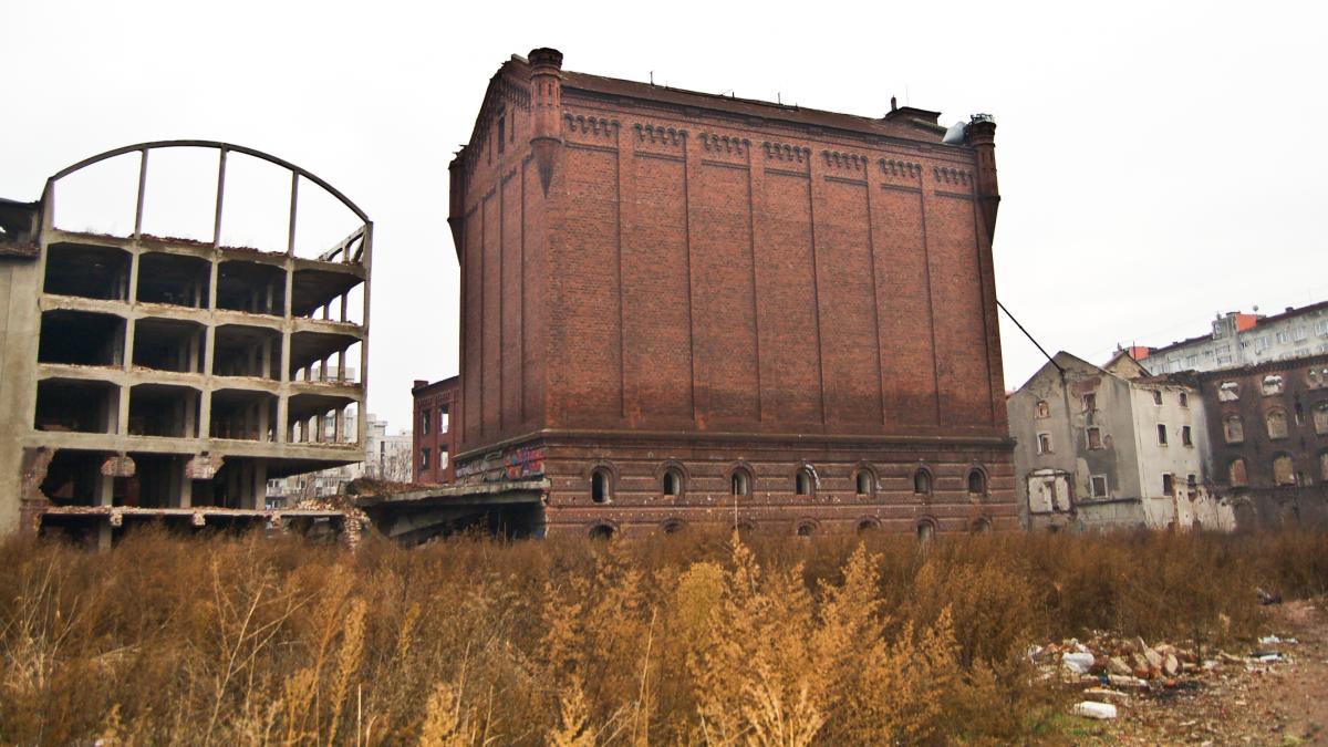 a supravietuit celor doua razboaie mondiale a fost distrusa de capitalism simbol al bucurestiului