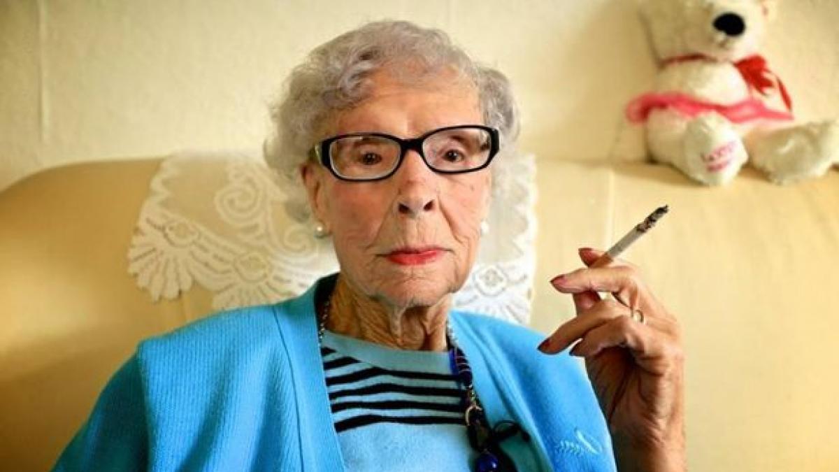 o femeie de 103 ani sustine ca fumeaza zilnic si nu are de gand sa renunte la tigari