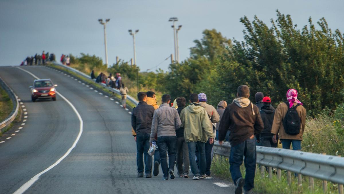 traficul in tunelul de sub canalul manecii a fost reluat dupa ce a fost blocat de imigranti