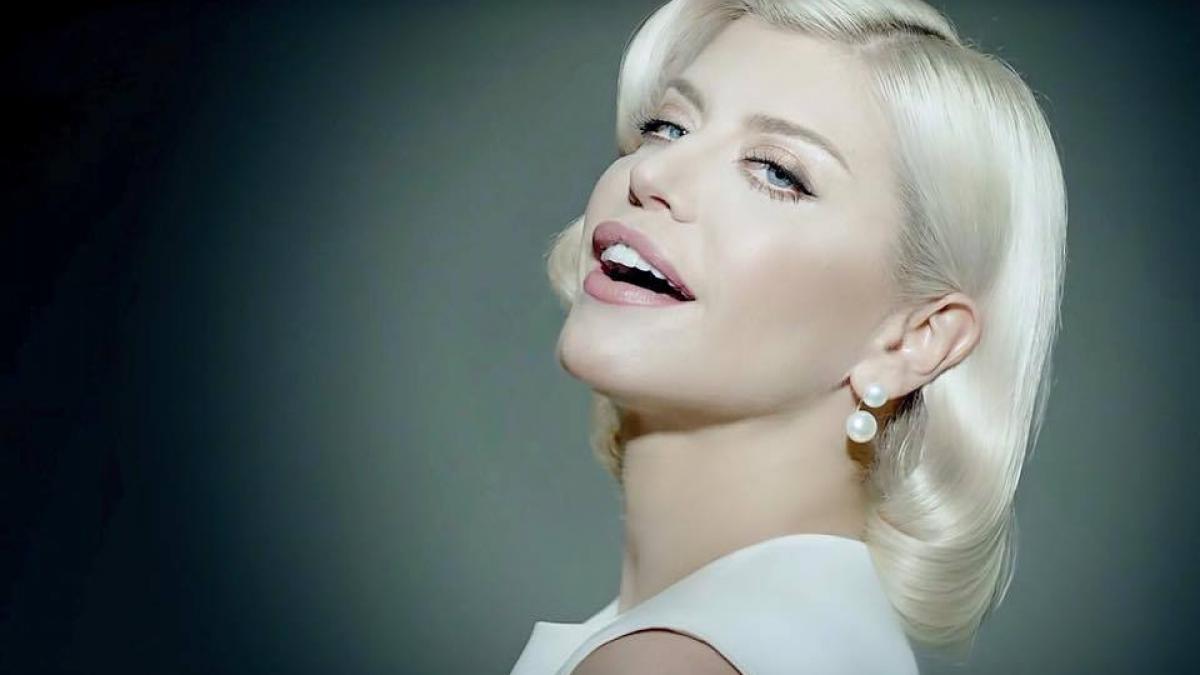 vocea romaniei loredana decolteu obraznic in timpul show ului