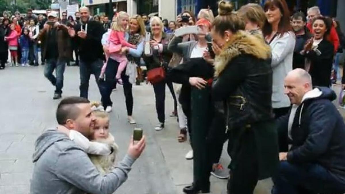 aceasta tanara a avut parte de surpriza vietii ei vezi cum a fost ceruta in casatorie