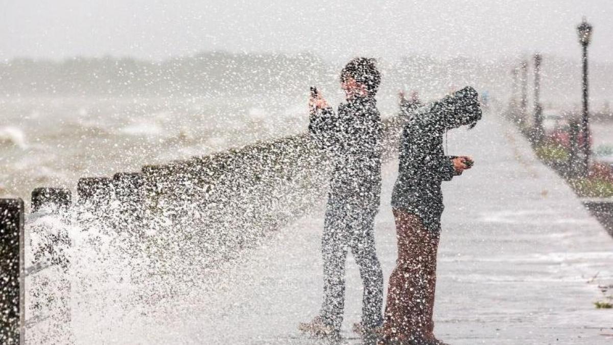 cel mai puternic uragan din ultimii ani foarte probabil va lovi marea britanie