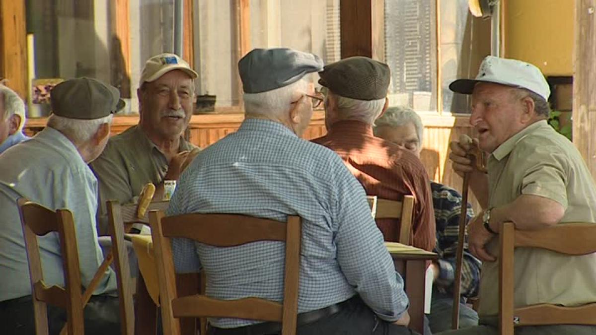 in premiera cat castiga grecii din turism si ce pensii au