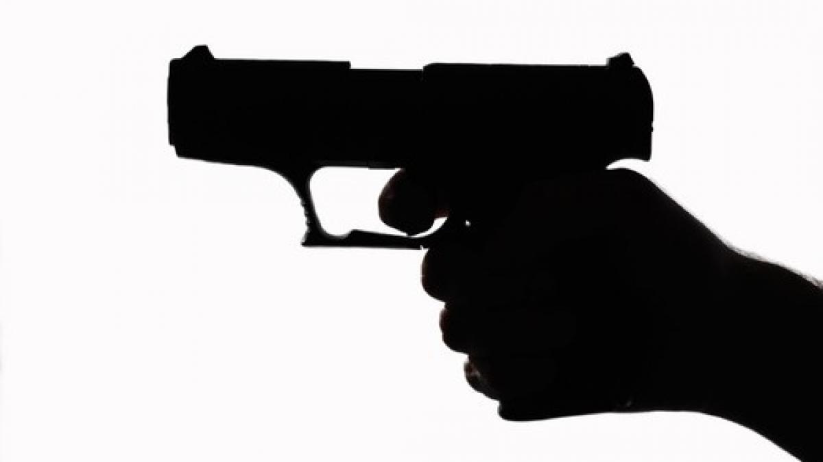 scandal de proportii la sarbatoarea unei comune bataie generala terminata cu focuri de arma