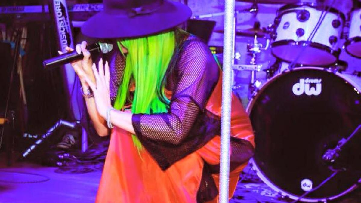 50 000 de like uri fani in delir delia cat de frumoasa esti cum s a fotografiat cantareata