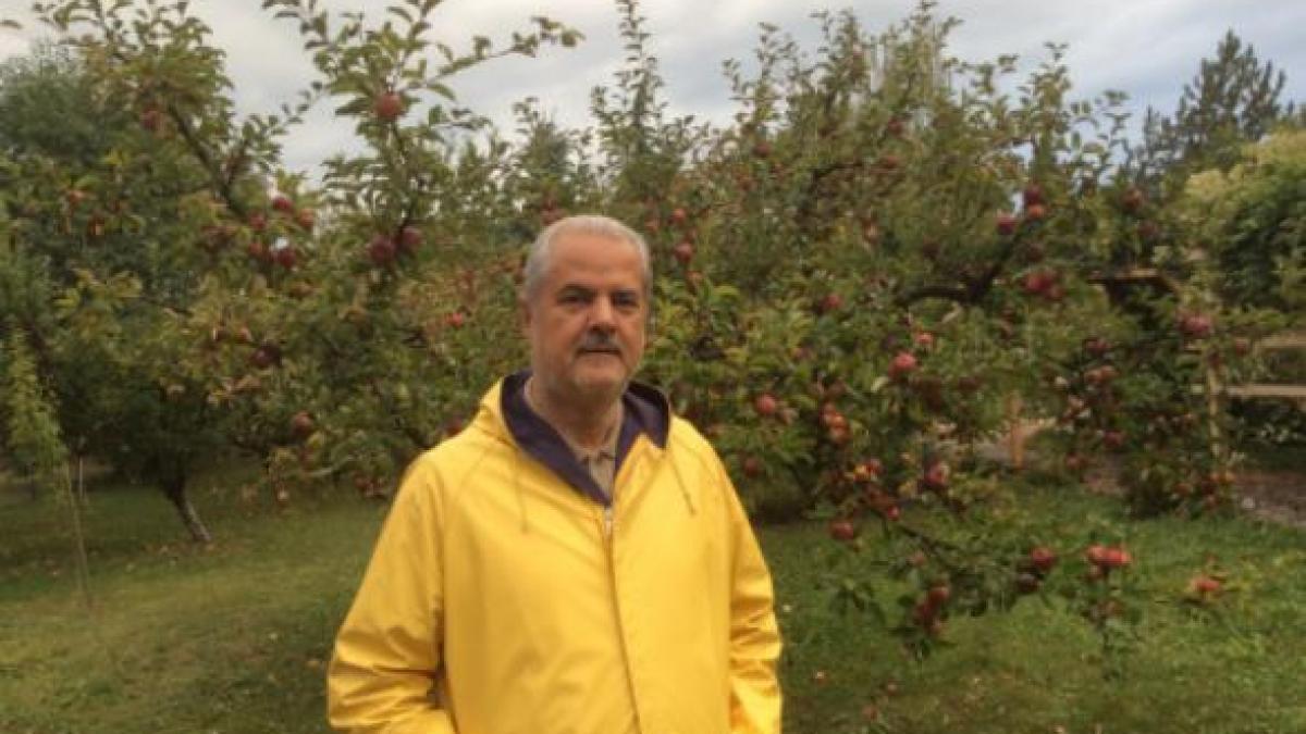 adrian nastase fotografie inedita cu unul dintre fii acum iubeste alti iepurasi