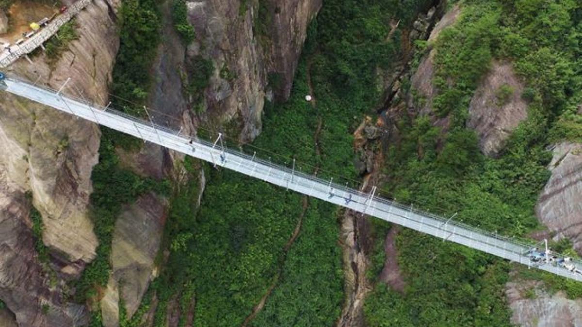 cel mai lung pod de sticla din lume a fost inaugurat in china