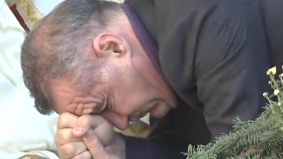 gest impresionant facut de gigi becali latifundiarul a ingenuncheat in fata a 10 000 de oameni