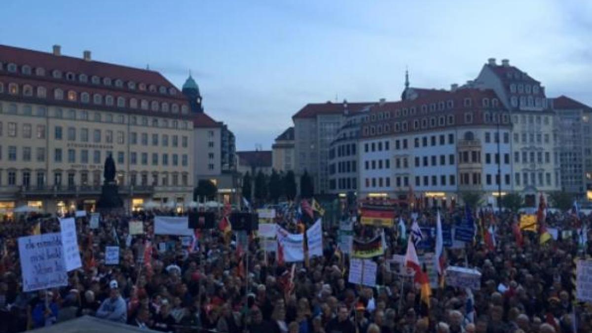mii de persoane protesteaza in germania denuntand venirea refugiatilor