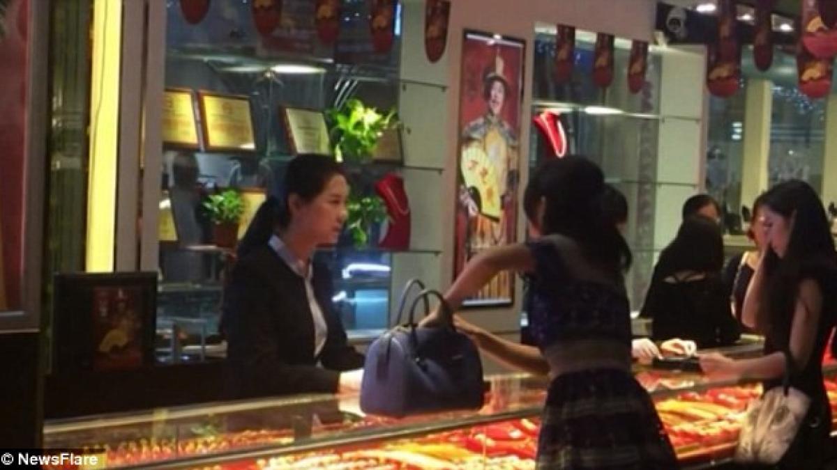 o vanzatoare i a spus in fata la casa ca nu isi poate permite o asa bijuterie ce a urmat e