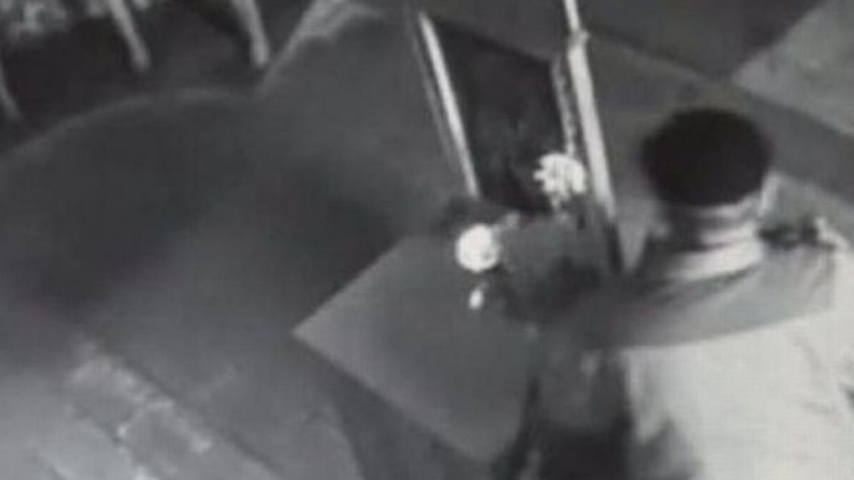 un batran a furat din cutia milei un preot ar vrea sa i taie degetele