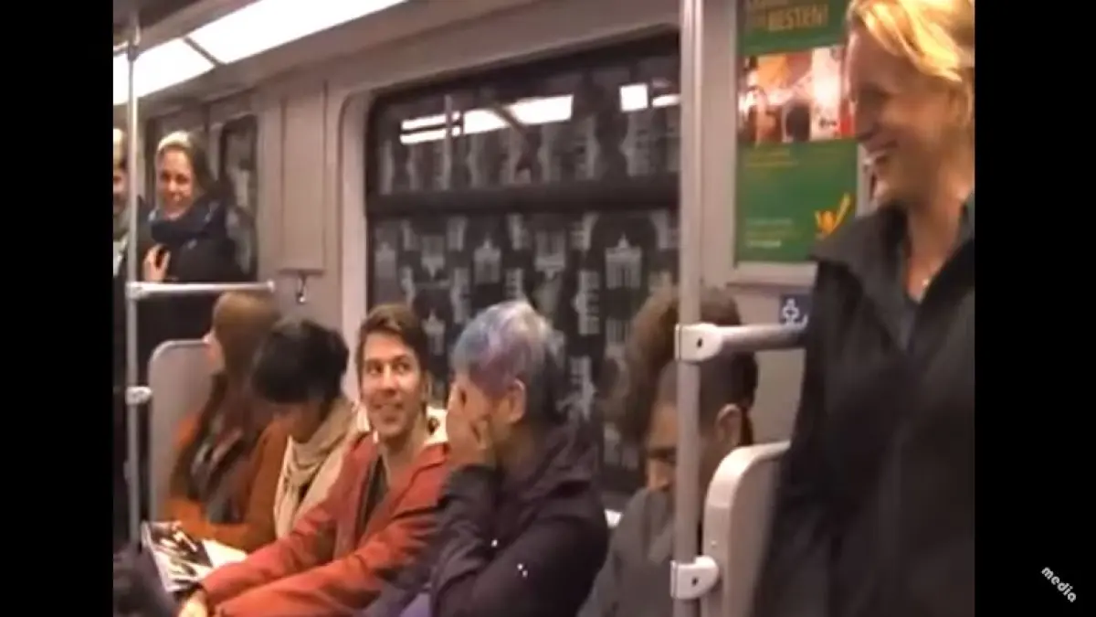 o femeie a declansat hohote de ras in metrou tu te poti abtine