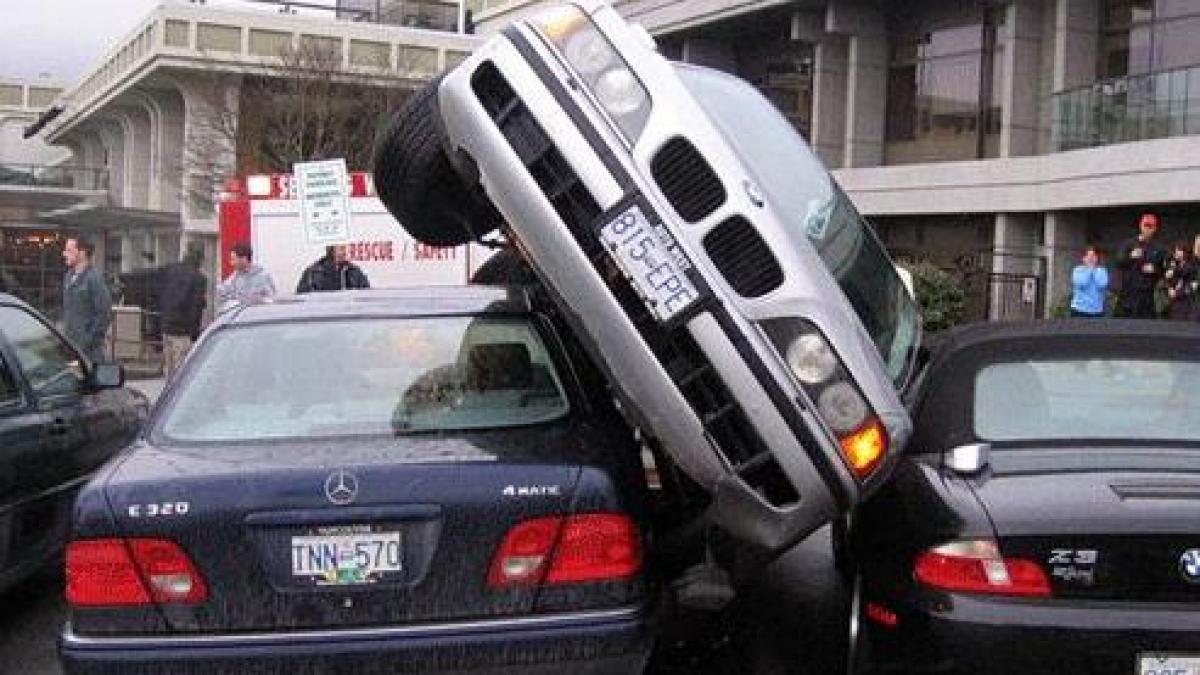 cum parcheaza soferul de bmw la mall