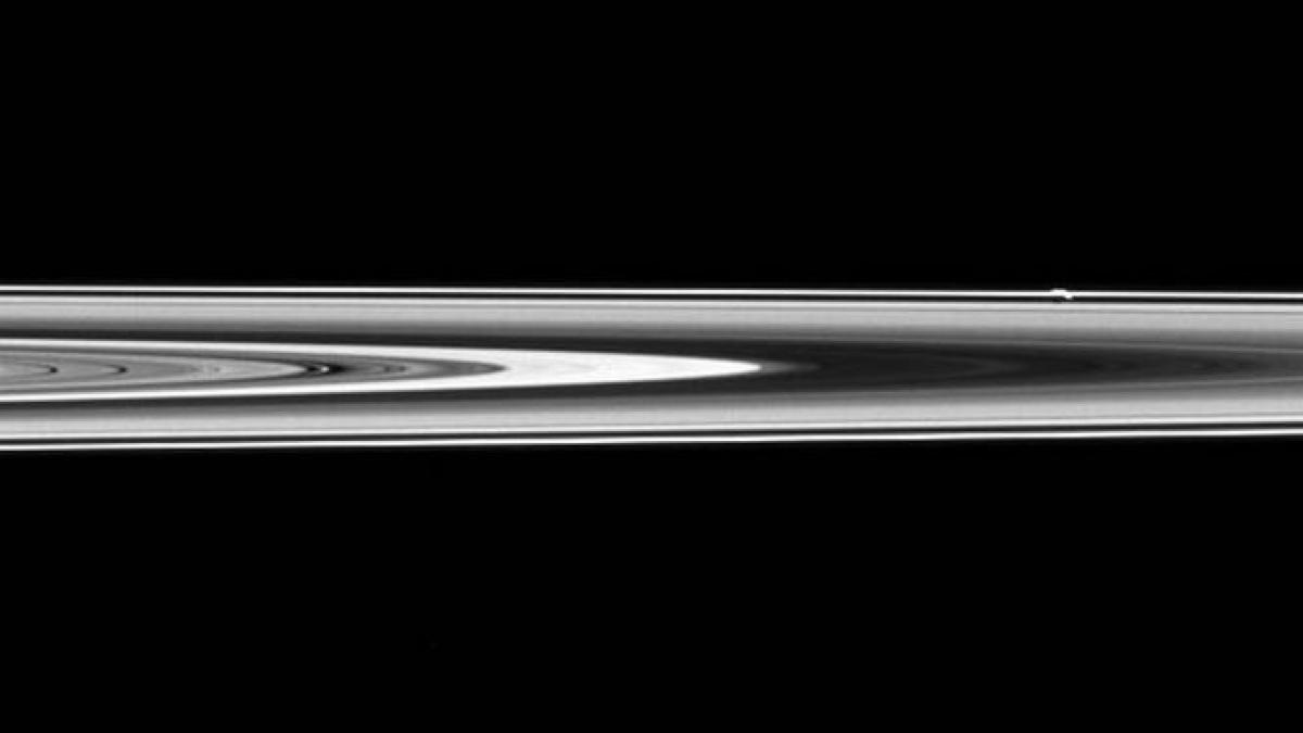 imaginea saptamanii de la nasa pot fi vazute lunile giganticei planete saturn