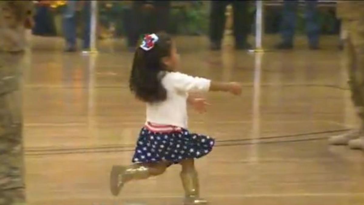 reactia unei fetite soldat in armata sua momentul revederii