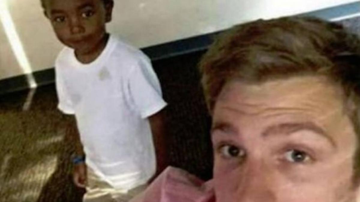 un tanar a postat un selfie rasist pe facebook si a umilit un copil de 3 ani apoi a primit ce a