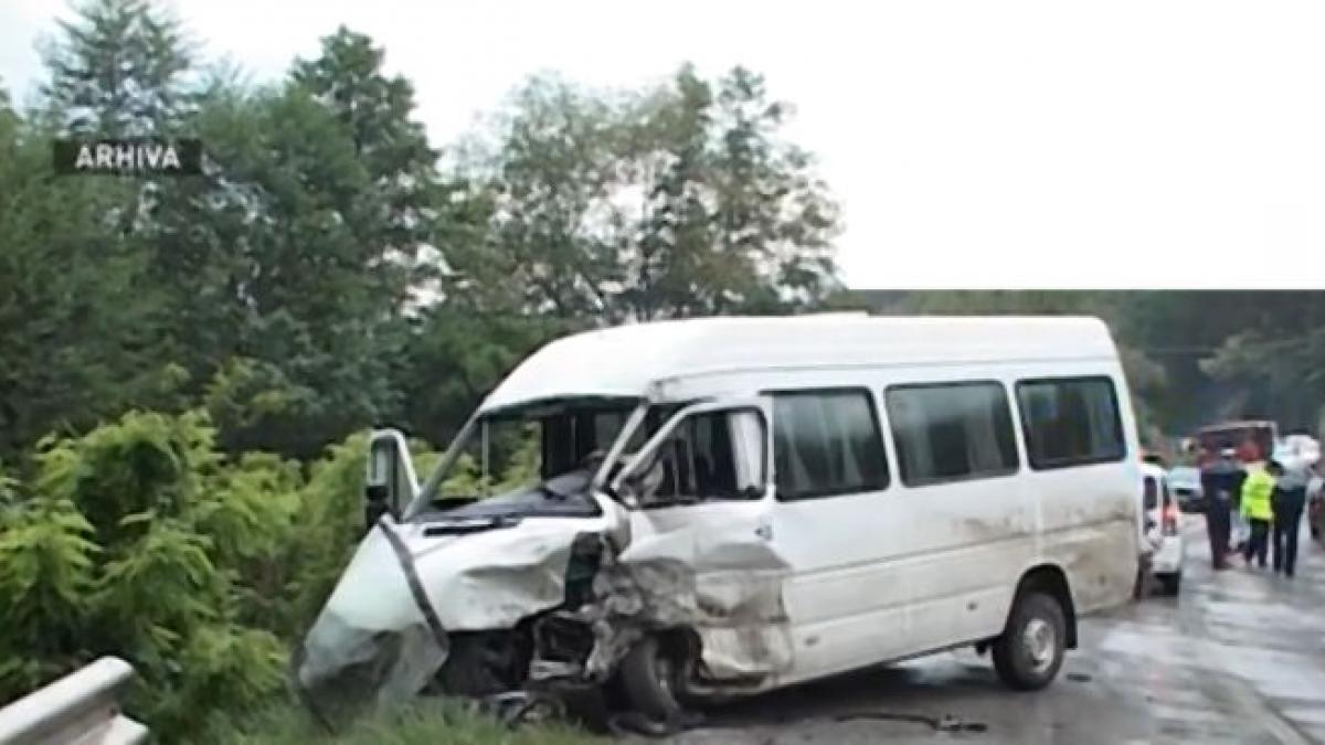 accident cumplit intre un tir si un microbuz o persoana a murit si alte cinci au fost ranite