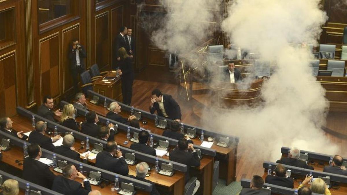 dispozitiv fumigen detonat in parlamentul din kosovo