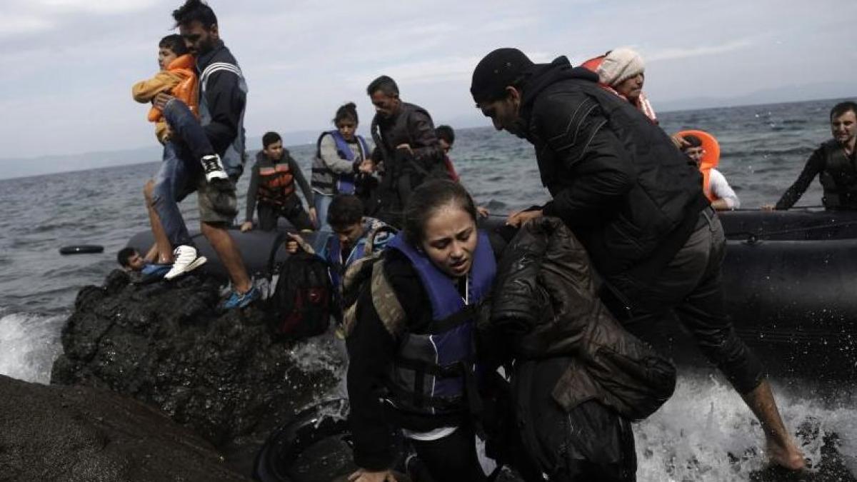 sute de refugiati care incercau sa traverseze mediterana arestati de autoritatile libiene