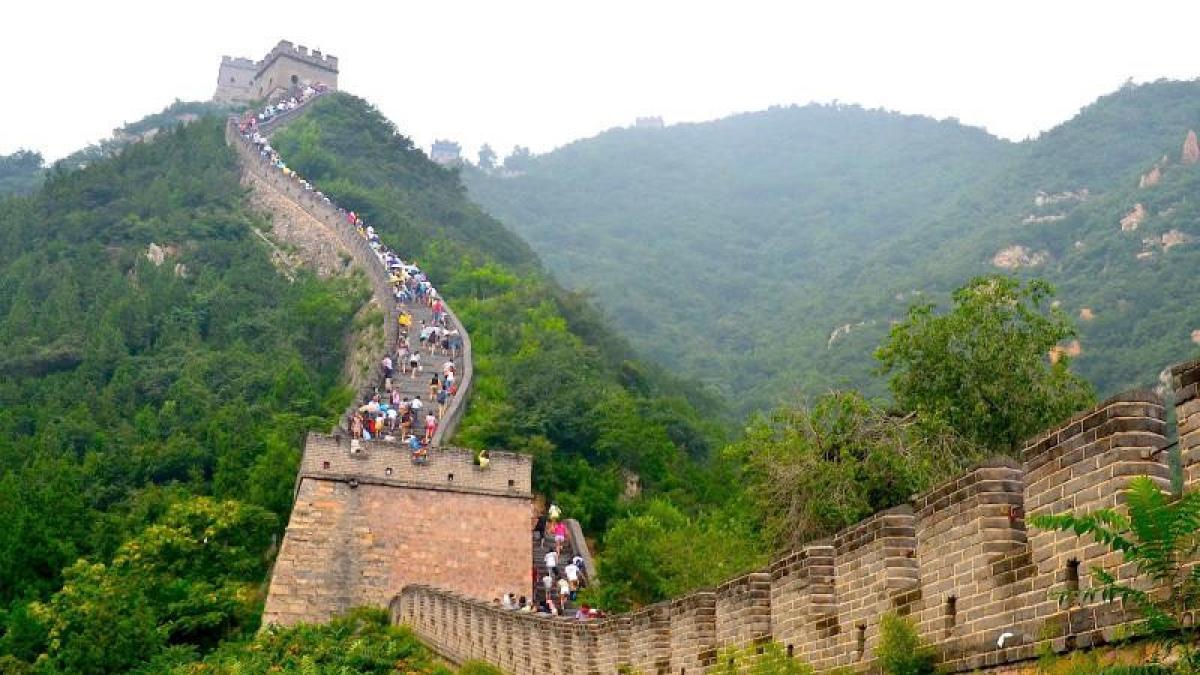 chinezii au inceput sa isi copieze propriile lucruri o replica a marelui zid atrage mii de turisti