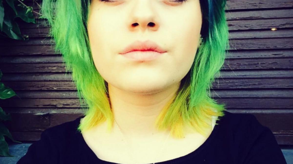 fata verde de la x factor care ii face concurenta deliei cu schimbarile de look