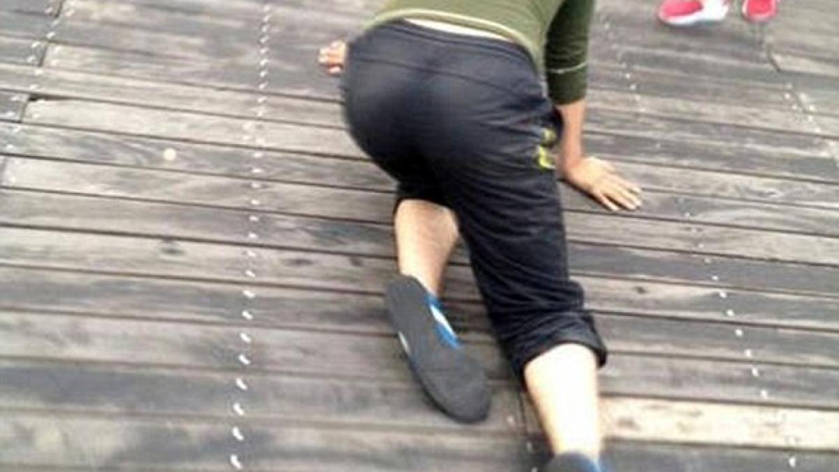 pedepsiti sa inconjoare un lac in genunchi si pe coate cu ce au gresit angajatii acestei companii