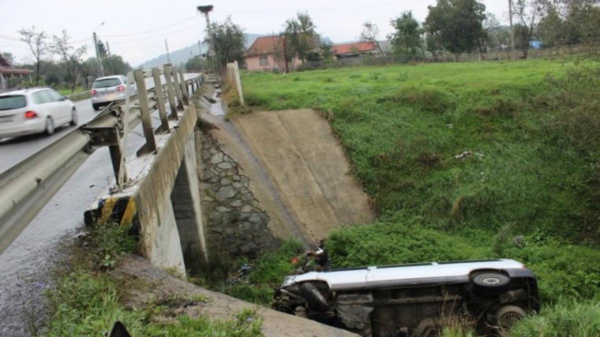 si au vazut moartea cu ochii un microbuz a plonjat intr o vale adanca de 5 metri dupa ce soferul a