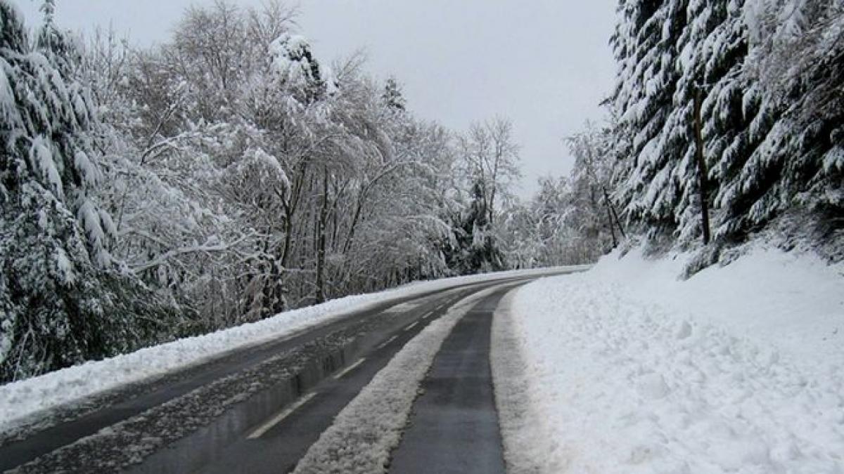 a venit iarna imagini neobisnuite pentru luna octombrie drumurile sunt acoperite cu zapada