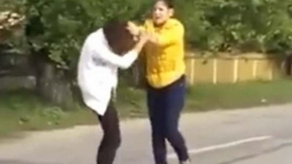 doua fete si au carat pumni si picioare pe ulita satului imaginile au ajuns pe internet
