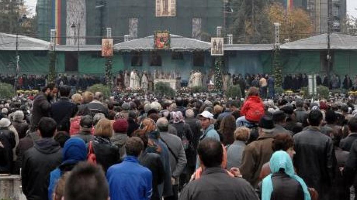mii de credinciosi au indurat temperaturile scazute pentru a se ruga la moastele sfintei parascheva