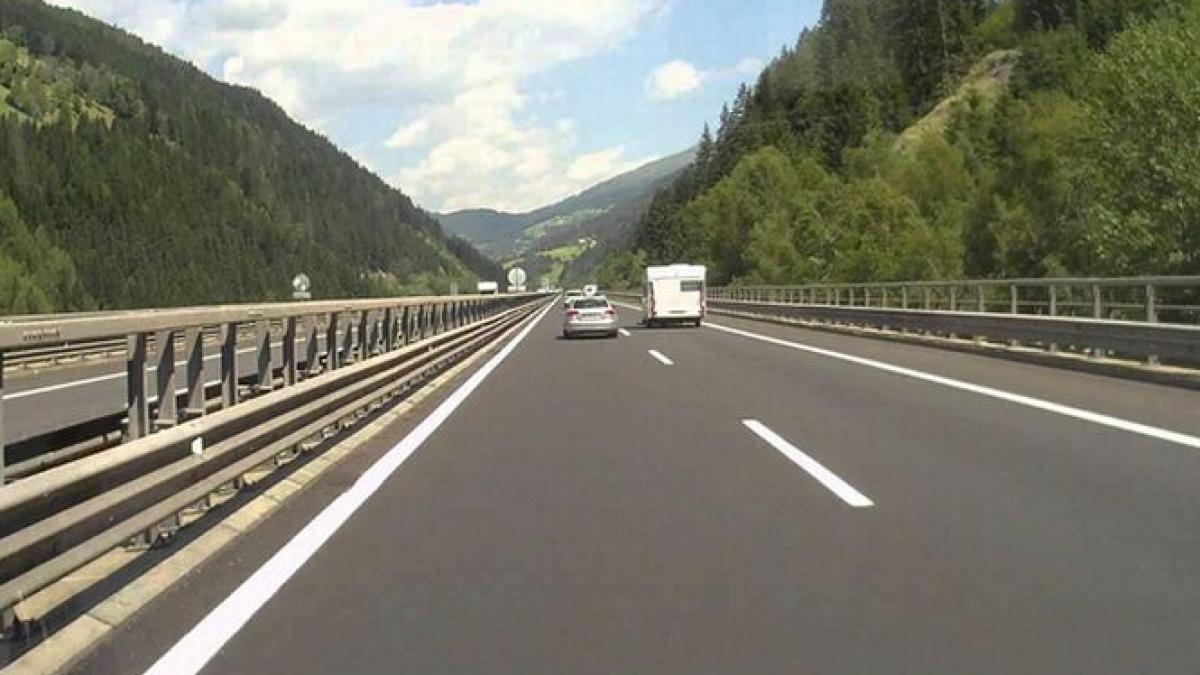 au condus 25 de kilometri pe constrasens pe autostrada