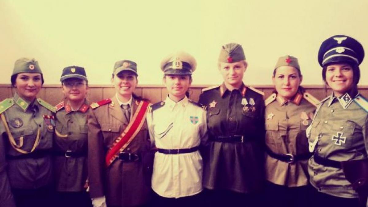 elevi de liceu in uniforme naziste la lectia de istorie